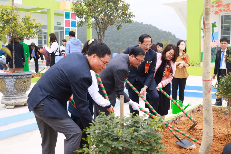 Các đại biểu trồng cây lưu niệm tại trường THCS Đông Lợi.