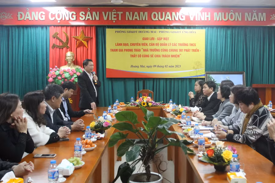 Giáo viên các trường THCS quận Hoàng Mai và huyện Ứng Hòa trao đổi kinh nghiệm dạy học.