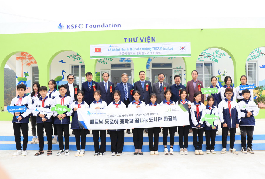 Đại biểu cùng học sinh chụp ảnh lưu niệm tại thư viện trường THCS Đông Lợi. Đại biểu cùng học sinh chụp ảnh lưu niệm tại thư viện trường THCS Đông Lợi.