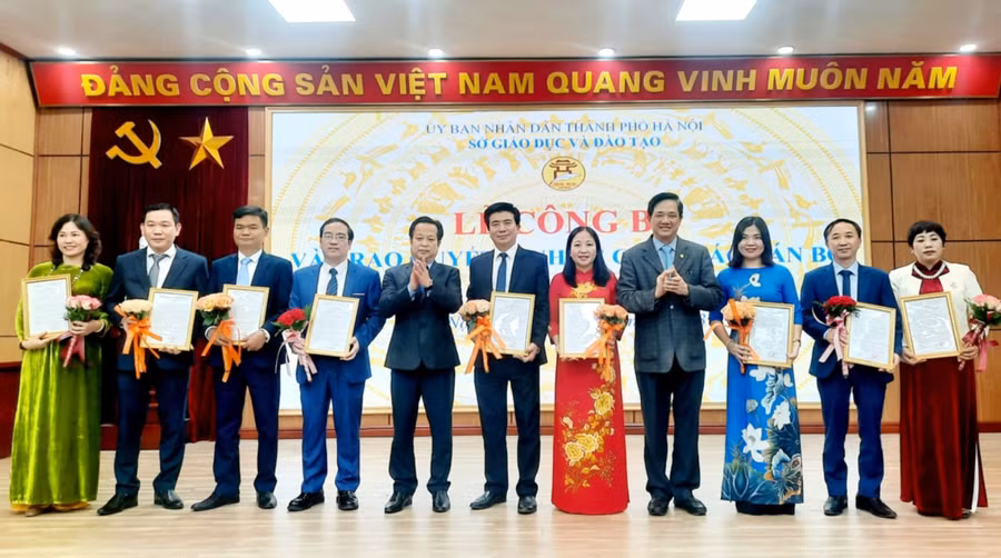 Giám đốc Sở GD&ĐT Hà Nội Trần Thế Cương trao quyết định cho các đồng chí cán bộ quản lý.