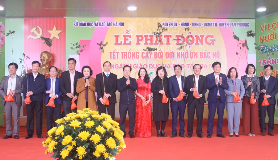 Lãnh đạo Sở GD&ĐT Hà Nội tặng cây xanh cho đại diện các trường học trên địa bàn thành phố.