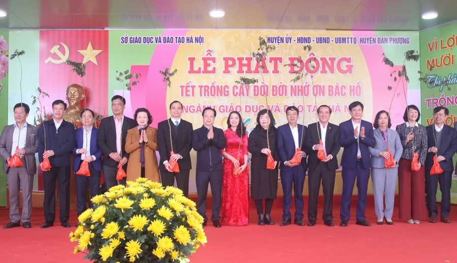 Lãnh đạo Sở GD&ĐT Hà Nội tặng cây xanh cho đại diện các trường học trên địa bàn thành phố.