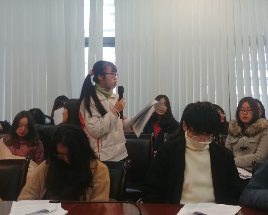 Học sinh phát biểu ý kiến tại buổi tọa đàm Học sinh phát biểu ý kiến tại buổi tọa đàm