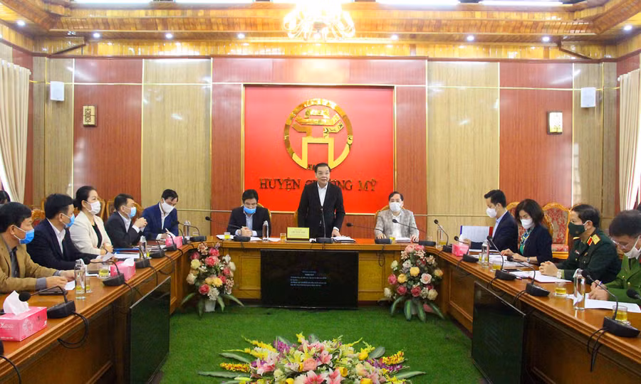 Chủ tịch Chu Ngọc Anh kiểm tra công tác phòng dịch Covid-19 tại huyện Chương Mỹ. 