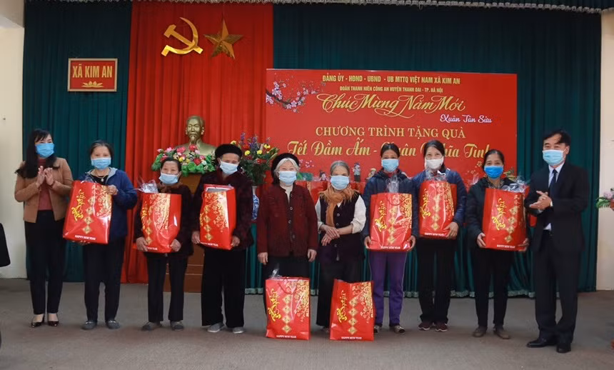 Tặng quà Tết cho gia đình chính sách trên địa bàn xã Kim An (huyện Thanh Oai).