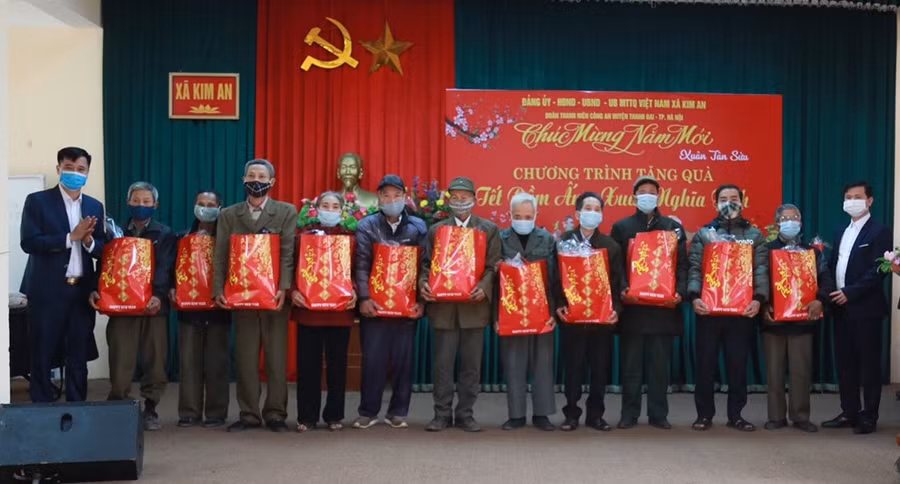 Đại diện Phòng Lao động TB&amp;XH Thanh Oai tặng quà cho các gia đình chính sách xã Kim An.