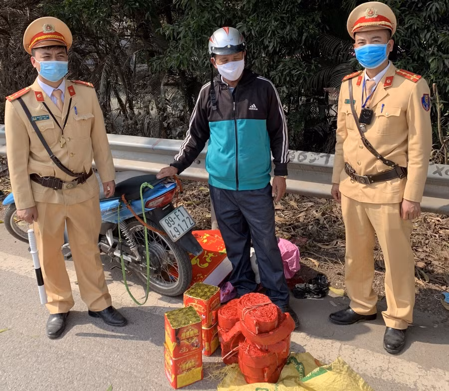 Lực lượng chức năng kiểm tra phát hiện số pháo nổ.