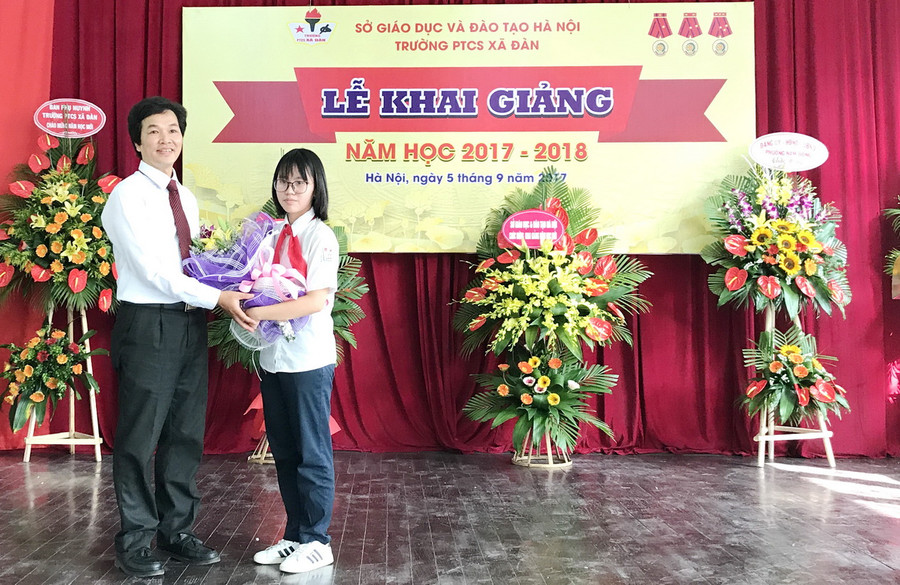Học sinh tặng hoa thầy hiệu trưởng gửi lời biết ơn Học sinh tặng hoa thầy hiệu trưởng gửi lời biết ơn