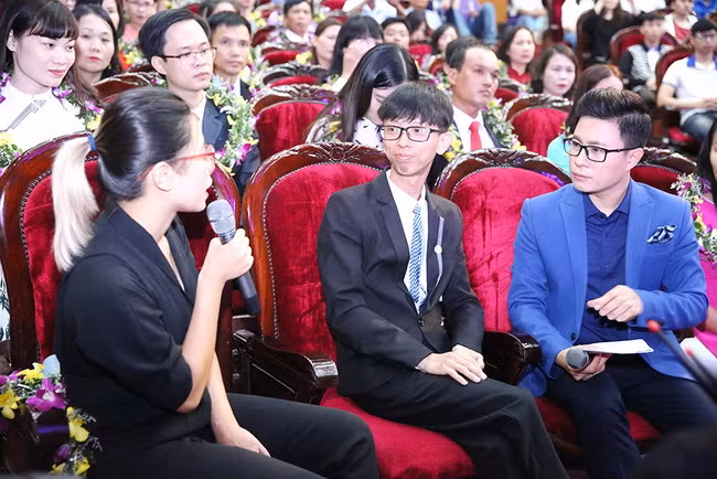 Thầy giáo khiếm thính Võ Duy Quang chia sẻ về việc dạy cho các em khếm thính