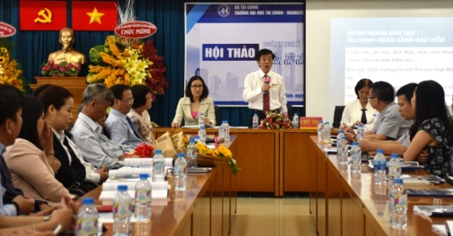 TS Hoàng Đức Long - Hiệu trưởng UFM, điều hành hội thảo