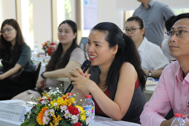 Chị Nguyễn Thị Thanh Thủy, thành viên BGK vòng loại hướng dẫn các thí sinh hoàn thiện dự án khởi nghiệp của mình