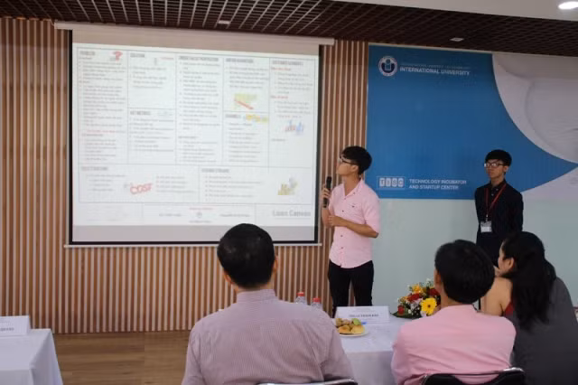 Nhóm BESTs trình bày ý tưởng xây dựng sàn giao dịch điện tử riêng về mảng cho thuê tại cuộc thi