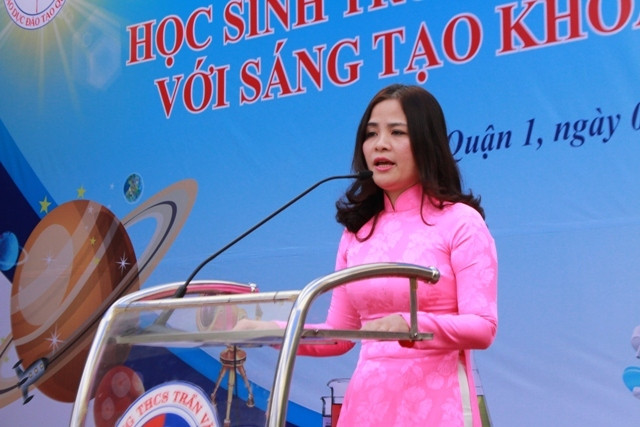 Bà Lê Thị Bình - Trưởng Phòng GD&ĐT Quận 1 phát biểu khai mạc ngày hội