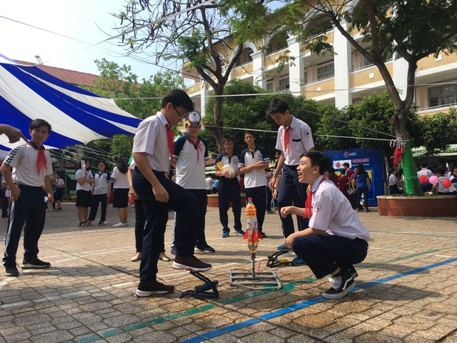 Tên lửa nước luôn là trò chơi được các HS nam ưa thích