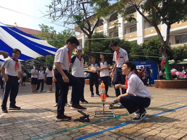 Tên lửa nước luôn là trò chơi được các HS nam ưa thích