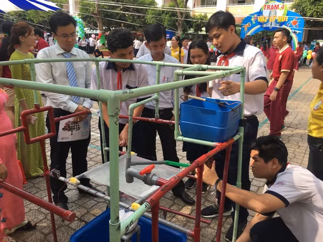 HS Trường THCS Văn Lang giới thiệu về hệ thống lọc nước 