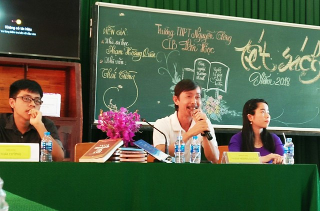 Nhà nghiên cứu Phạm Hồng Quân (giữa) chia sẻ về phương pháp tự học và cách đọc sách