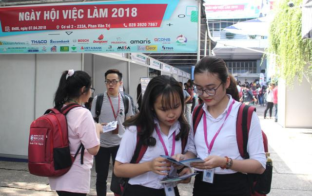 Ngoài nộp hồ sơ trực tiếp, các sinh viên còn nhận được nhiều tờ thông tin tham khảo từ các doanh nghiệp, tổ chức tuyển dụng...