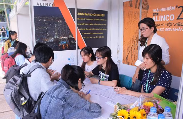 Sinh viên đăng ký ứng tuyển tại khu vực tuyển dụng của công ty Alinco Sinh viên đăng ký ứng tuyển tại khu vực tuyển dụng của công ty Alinco