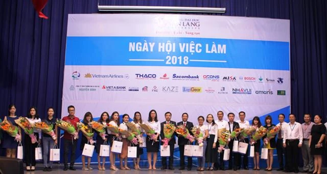  PGS.TS Trần Thị Mỹ Diệu - Hiệu trưởng nhà trường tặng quà lưu niệm, cảm ơn đến các doanh nghiệp, đối tác tại Ngày hội việc làm 2018