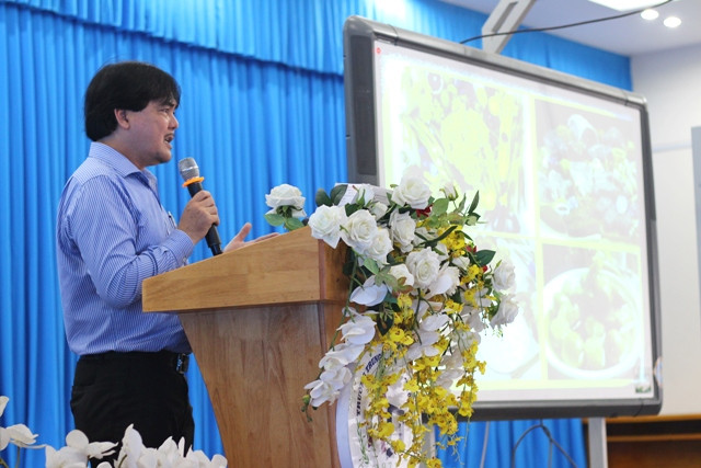 Thầy Huỳnh Thanh Phú, hiệu trưởng Trường THPT Nguyễn Du phát biểu tại chương trình