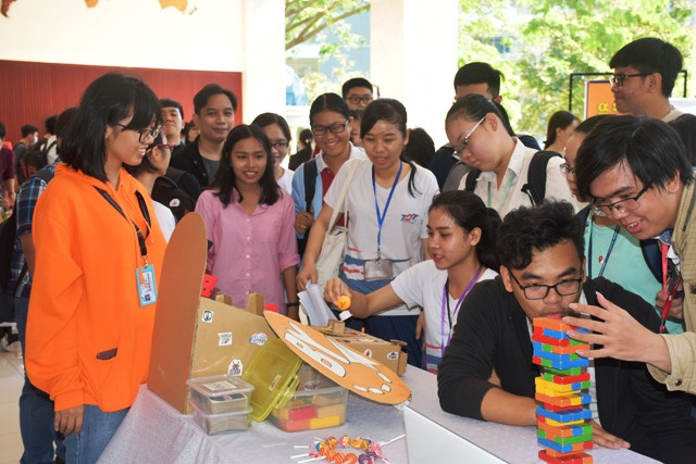 Nhiều SV hứng thú với các mô hình khởi nghiệp tại ngày hội