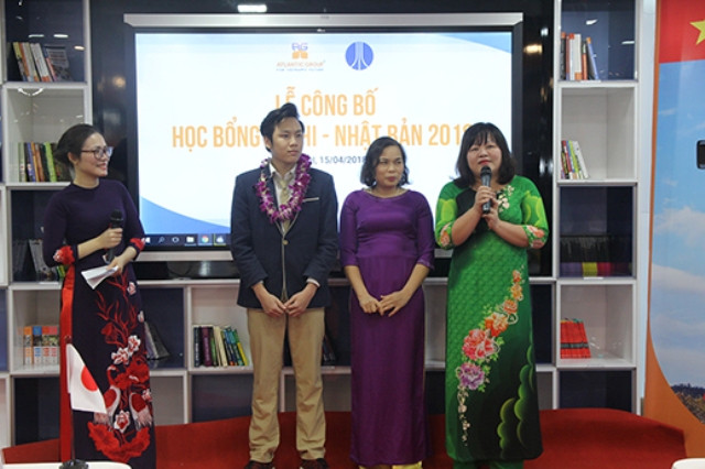 Cô Cao Thanh Nga (bìa phải), Phó Hiệu trưởng Trường THPT Phan Huy Chú đánh giá cao sự hợp tác giữa trường và Tập đoàn giáo dục Atlantic