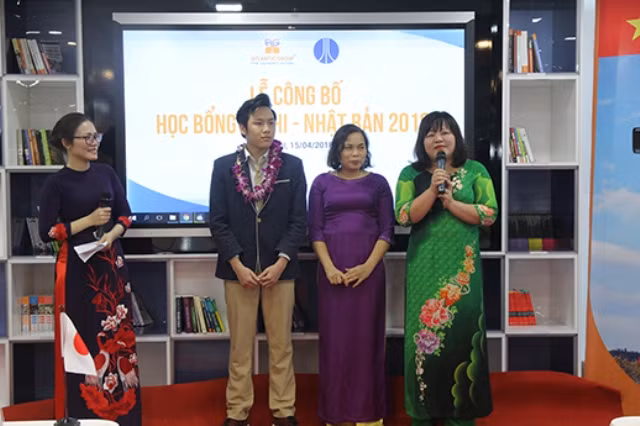 Cô Cao Thanh Nga (bìa phải), Phó Hiệu trưởng Trường THPT Phan Huy Chú đánh giá cao sự hợp tác giữa trường và Tập đoàn giáo dục Atlantic