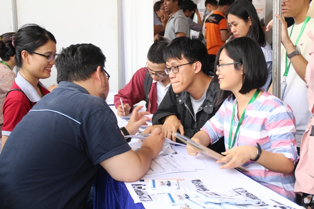 Các SV được chuyên viên nhân sự hướng dẫn các kỹ năng tìm việc, kỹ năng phỏng vấn, cách gây ấn tượng với nhà tuyển dụng