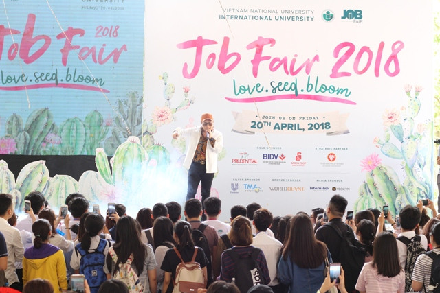 Ngày hội được tạo hứng khởi bởi các tiết mục văn nghệ chuyên nghiệp