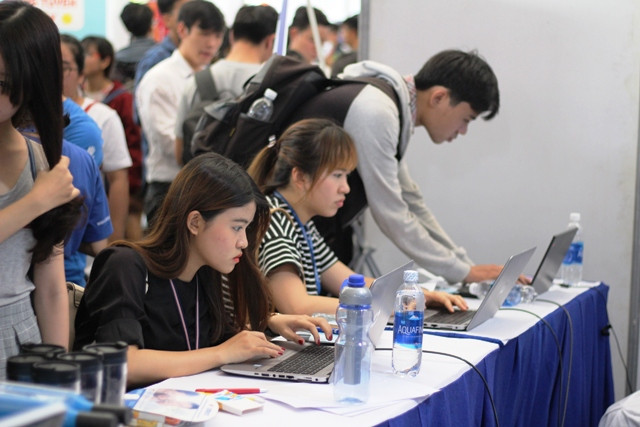 Các SV đến ứng tuyển tại hơn 80 gian hàng của các doanh nghiệp trong và ngoài nước