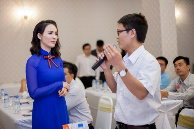 Một đại diện đến từ Trường CĐ Công Thương TPHCM đặt câu hỏi với Ban tổ chức Một đại diện đến từ Trường CĐ Công Thương TPHCM đặt câu hỏi với Ban tổ chức