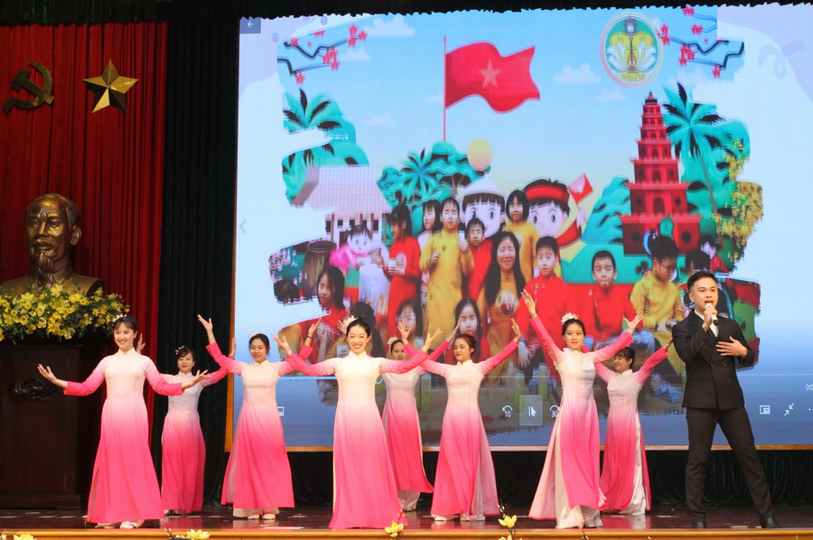 Văn nghệ chào mừng do các cô giáo trình diễn. Văn nghệ chào mừng do các cô giáo trình diễn.