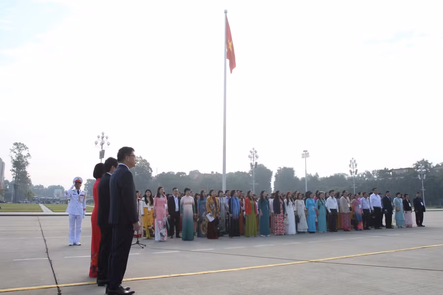 Lễ báo công dâng Bác được tổ chức trang nghiêm.