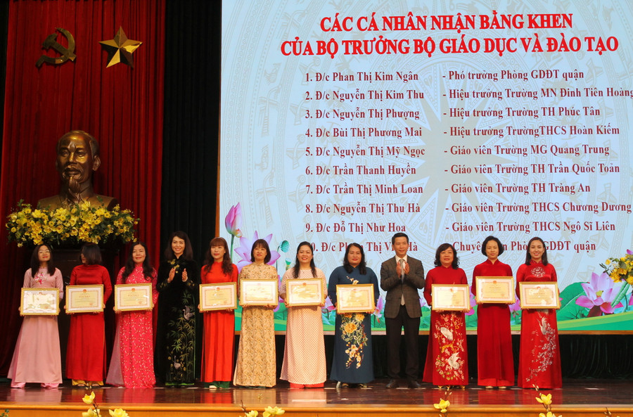 Các cá nhân được nhận bằng khen của Bộ trưởng Bộ GD&ĐT. Các cá nhân được nhận bằng khen của Bộ trưởng Bộ GD&ĐT.