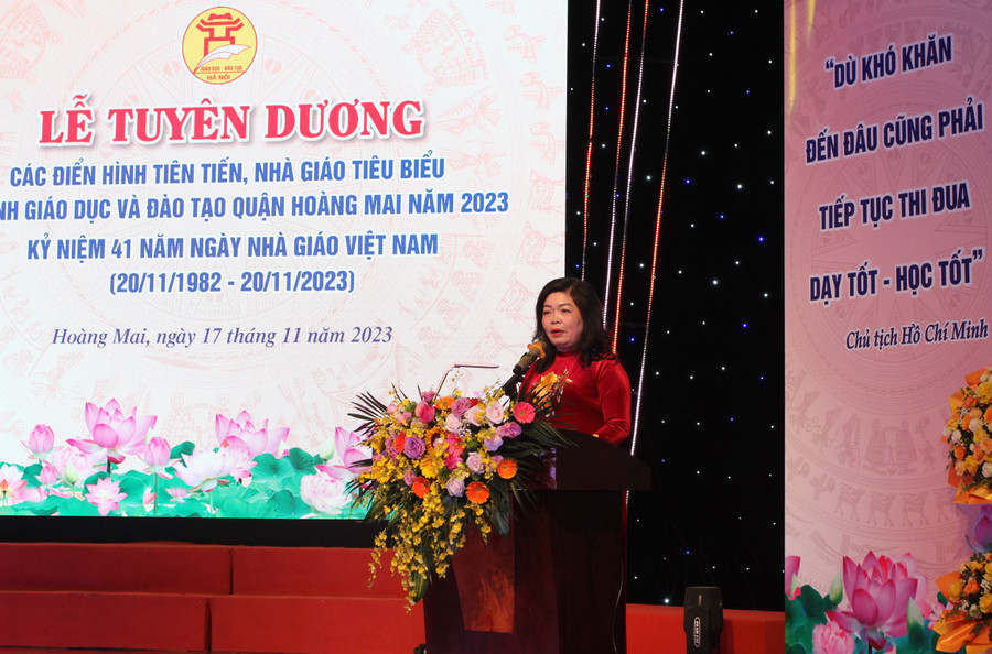 Trưởng phòng GD&amp;ĐT quận Hoàng Mai Phạm Đàm Thục Hạnh phát biểu tại buổi lễ.