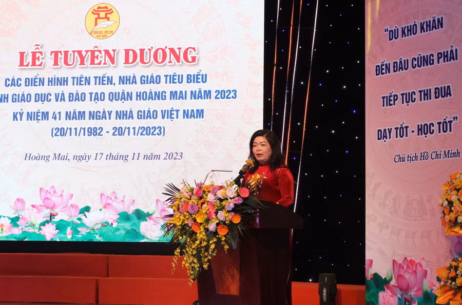 Trưởng phòng GD&amp;ĐT quận Hoàng Mai Phạm Đàm Thục Hạnh phát biểu tại buổi lễ.