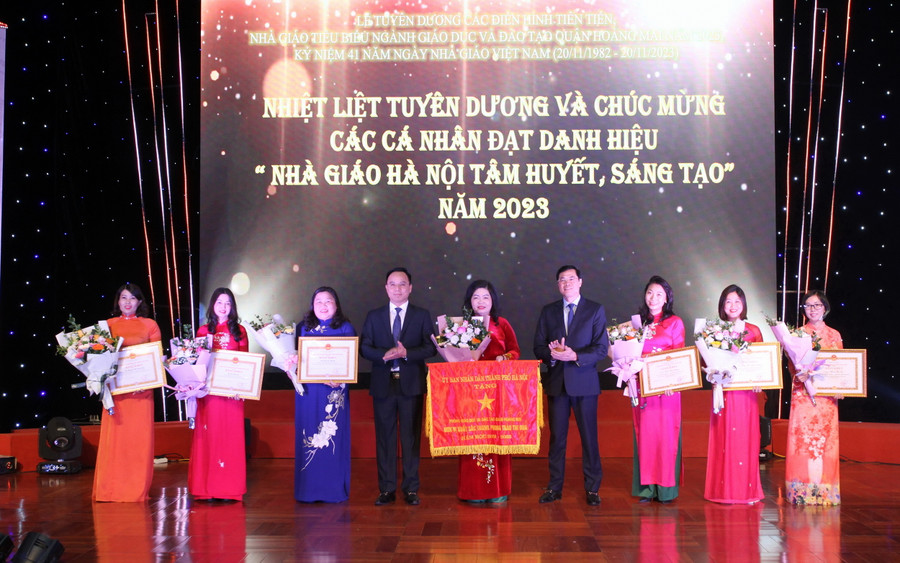 Phòng GD&amp;ĐT quận Hoàng Mai nhận Cờ “Đơn vị xuất sắc trong phong trào thi đua” năm học 2022-2023.