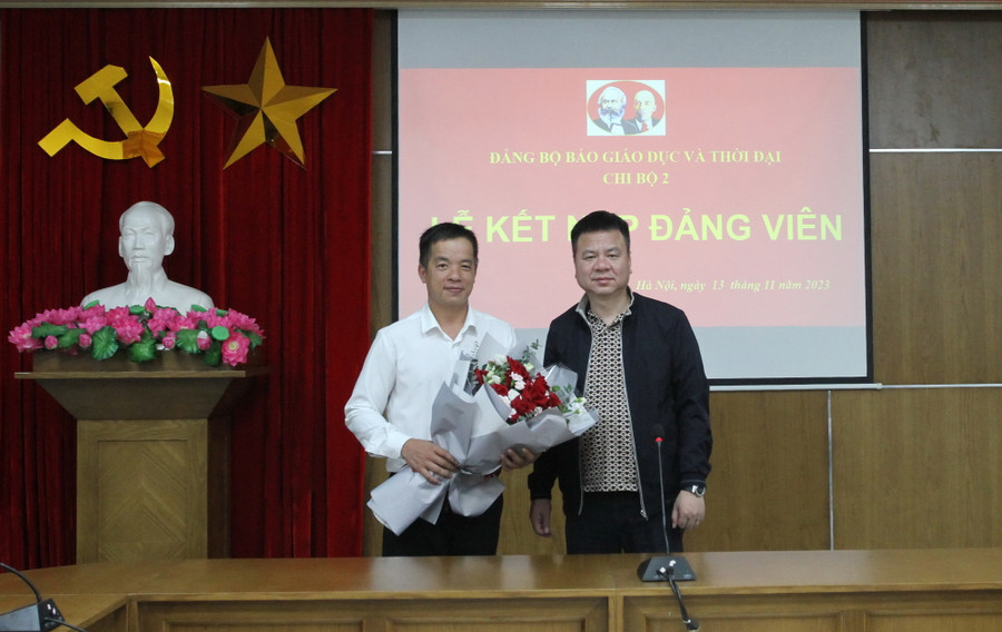 Bí thư Đảng ủy, Tổng biên tập Báo Giáo dục và Thời đại Triệu Ngọc Lâm tặng hoa chúc mừng đồng chí Đào Thanh Tuy.