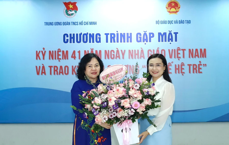 Bí thư Trung ương Đoàn Nguyễn Phạm Duy Trang tặng hoa chúc mừng Thứ trưởng Ngô Thị Minh.