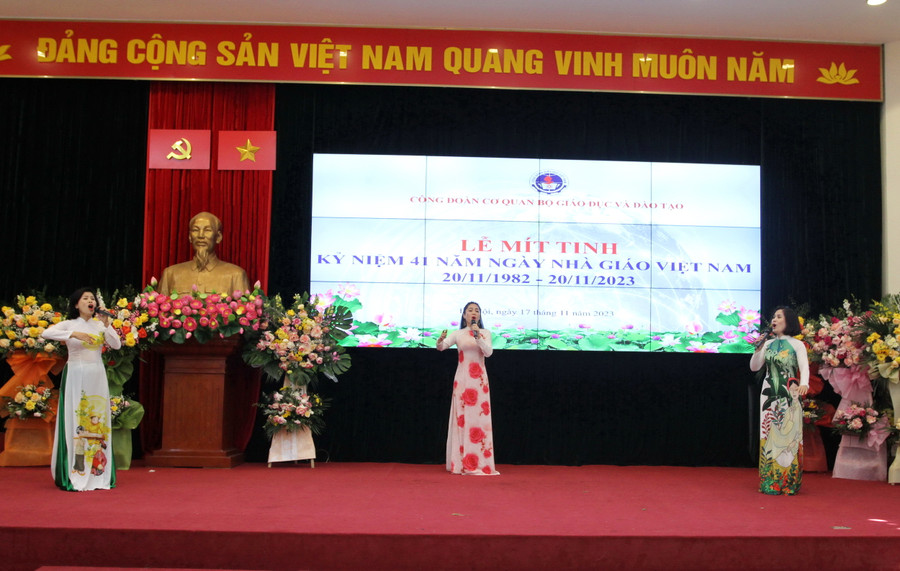 Tiết mục văn nghệ chào mừng buổi lễ. Tiết mục văn nghệ chào mừng buổi lễ.