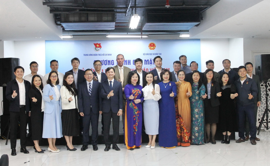 Các đại biểu chụp ảnh lưu niệm.