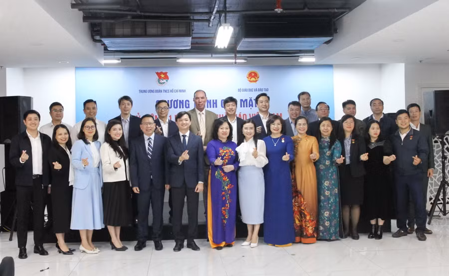 Các đại biểu chụp ảnh lưu niệm.