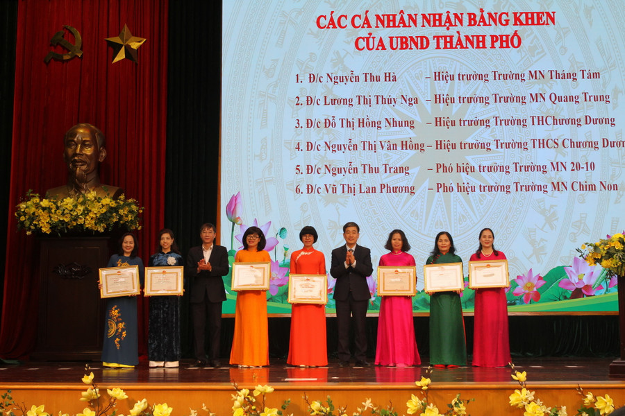 Các cá nhân được nhận bằng khen của UBND TP Hà Nội. Các cá nhân được nhận bằng khen của UBND TP Hà Nội.