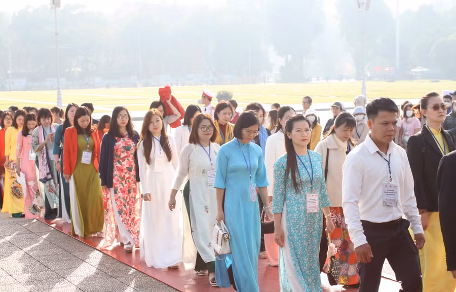 Các nhà giáo tiêu biểu vào Lăng viếng Bác.