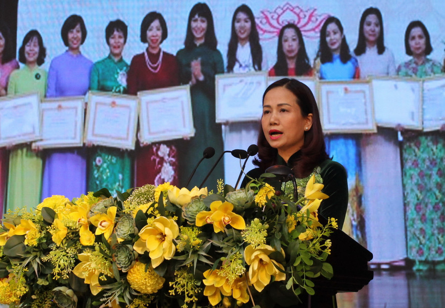 Bà Vương Hương Giang - Trưởng phòng GD&ĐT quận Hoàn Kiếm phát biểu. Bà Vương Hương Giang - Trưởng phòng GD&ĐT quận Hoàn Kiếm phát biểu.