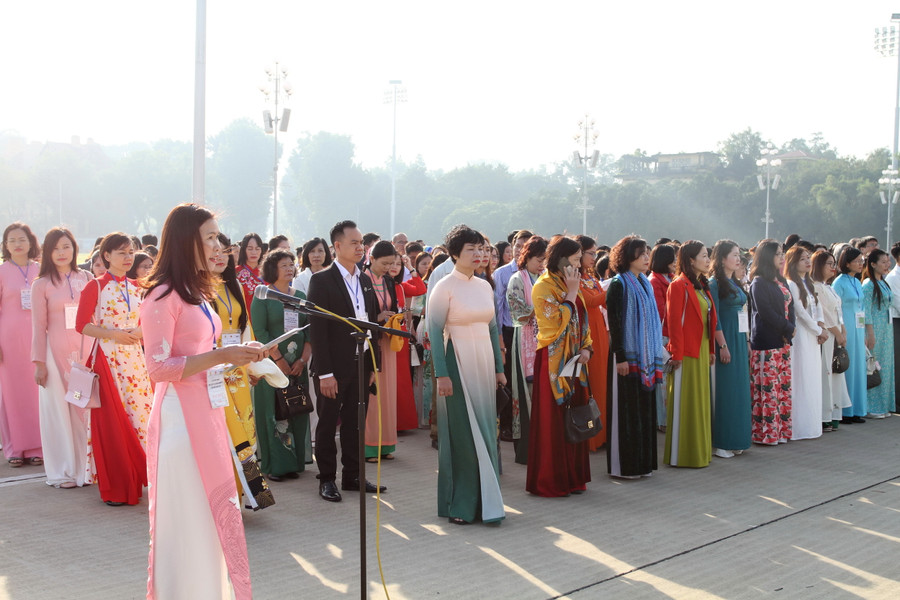 Cô Lê Thị Hà - giáo viên Trường THCS Lê Quý Đôn (thành phố Bắc Giang, tỉnh Bắc Giang) đại diện cho các nhà giáo tiêu biểu báo công dâng Bác. Cô Lê Thị Hà - giáo viên Trường THCS Lê Quý Đôn (thành phố Bắc Giang, tỉnh Bắc Giang) đại diện cho các nhà giáo tiêu biểu báo công dâng Bác.
