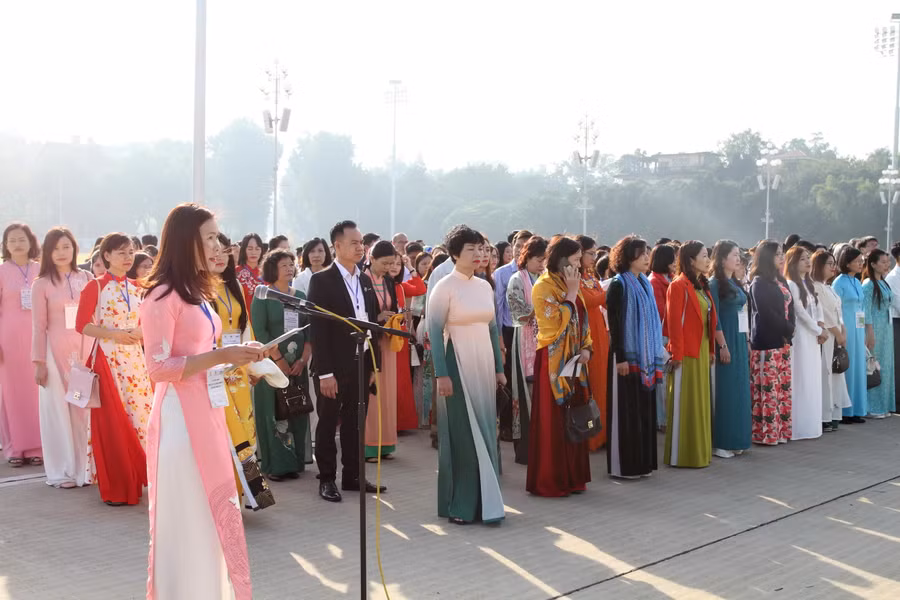 Cô Lê Thị Hà - giáo viên Trường THCS Lê Quý Đôn (thành phố Bắc Giang, tỉnh Bắc Giang) đại diện cho các nhà giáo tiêu biểu báo công dâng Bác.