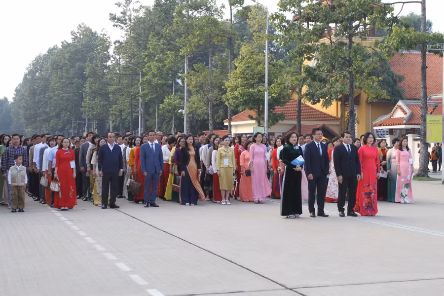 Đoàn đại biểu trước quảng trường Ba Đình lịch sử.