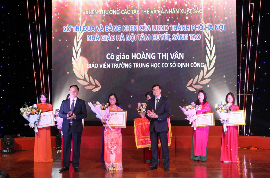 Khen thưởng các tập thể và cá nhân được nhận cờ thi đua và bằng khen của UBND TP Hà Nội.